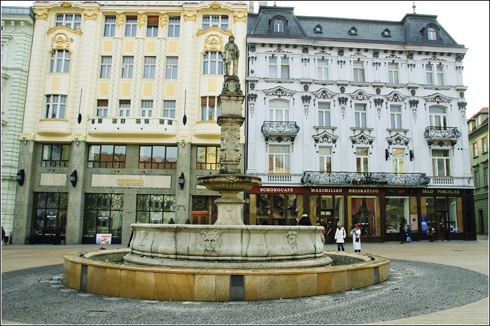 Словакия. Братислава. Фото города. Фонтан со статуей Роланда