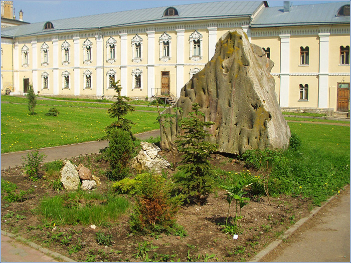 На территории Николо-Угрешского монастыря