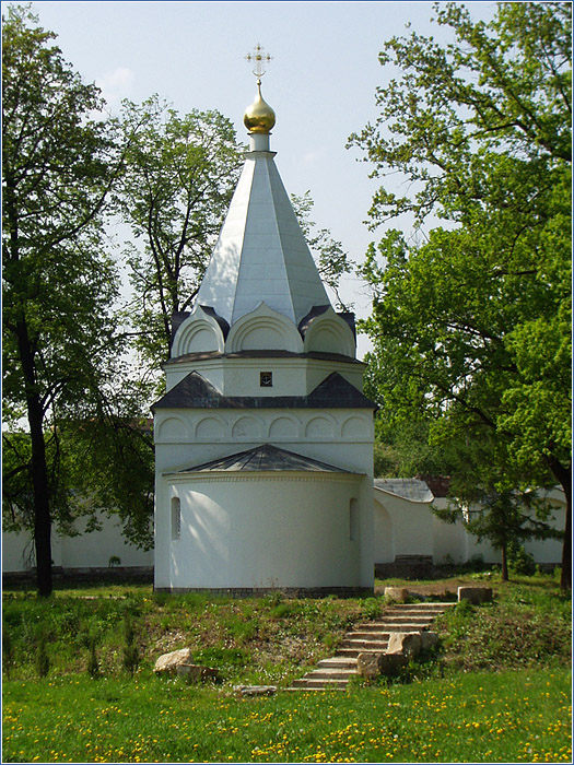 На территории Николо-Угрешского монастыря