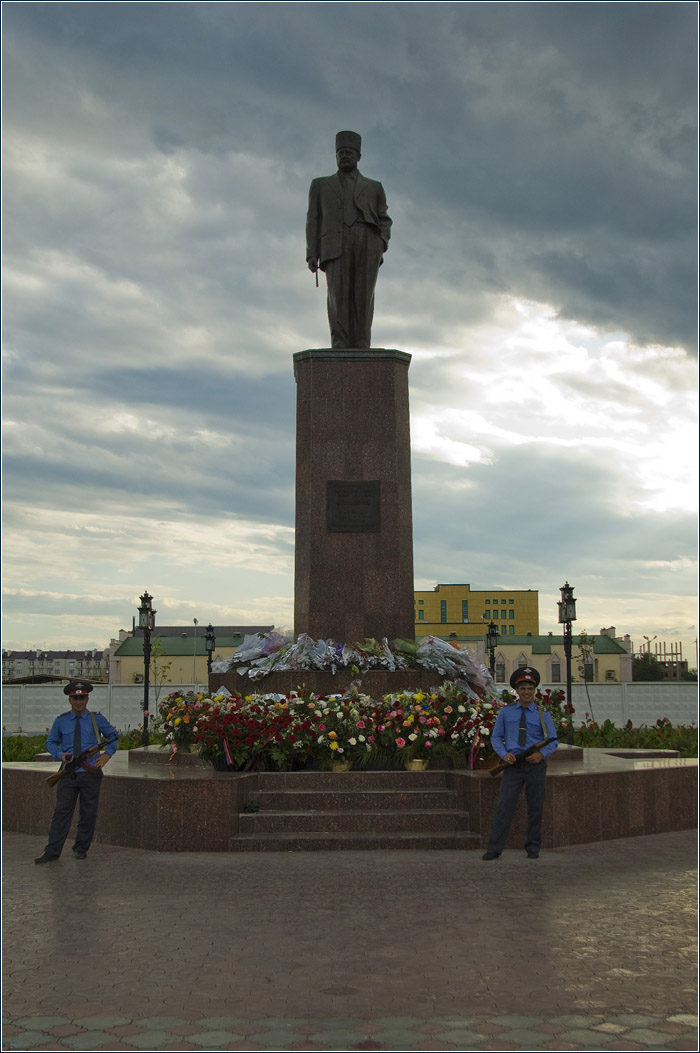 Грозный. Почётный караул у памятника Кадырову