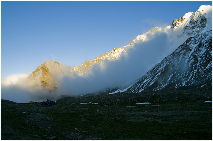Облако и горы. Кавказ. Приэльбрусье