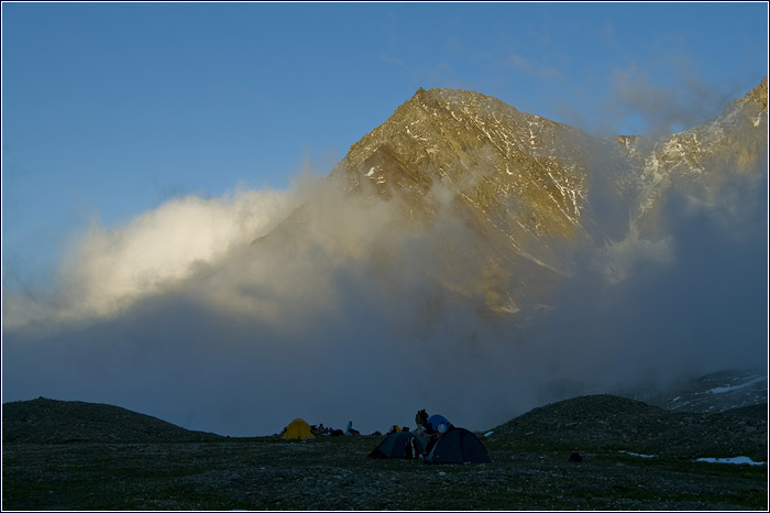 Облако. Палатка. Гора. Кавказ.