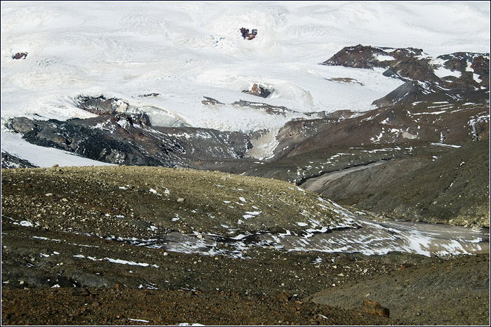 Лёд и снег у подножия Эльбруса