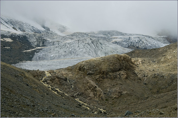Кавказ. Вид на ледник снизу.