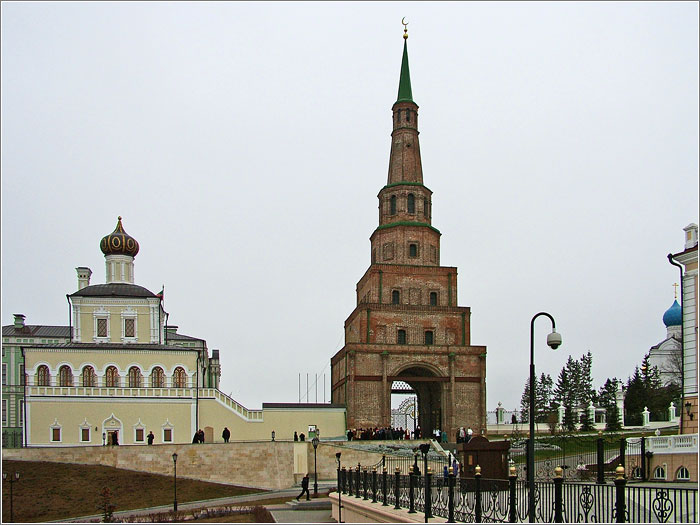 Казань. Башня Сююмбике и здание бывшей Дворцовой церкви сошествия Святого Духа