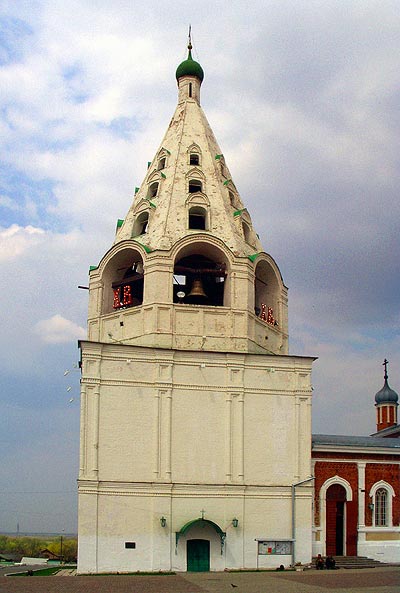 Шатровая колокольня на Соборной площади Коломенского кремля