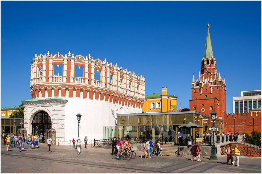 Московский Кремль. Соборная площадь. Фото. Кутафья и Троицкая башни