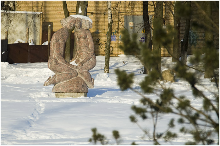 Скульптуры в парке. Город Люберцы. Московская область. 