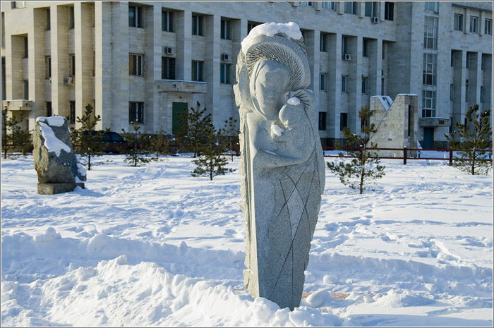 Статуя в парке. Город Люберцы. Московская область. 