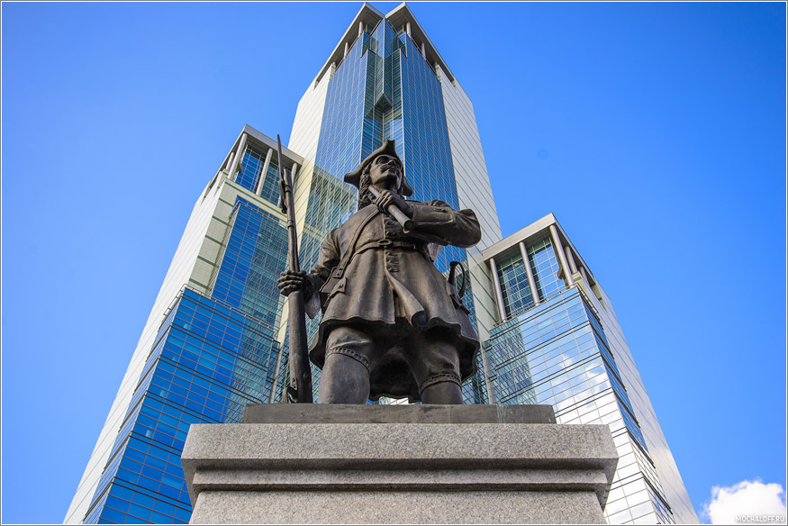 Памятник Русскому Гвардейцу Семеновского полка на Семёновской площади. Москва. Фото.