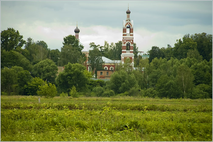 Москва-река.  Церковь Успения Пресвятой Богородицы в Бронницах