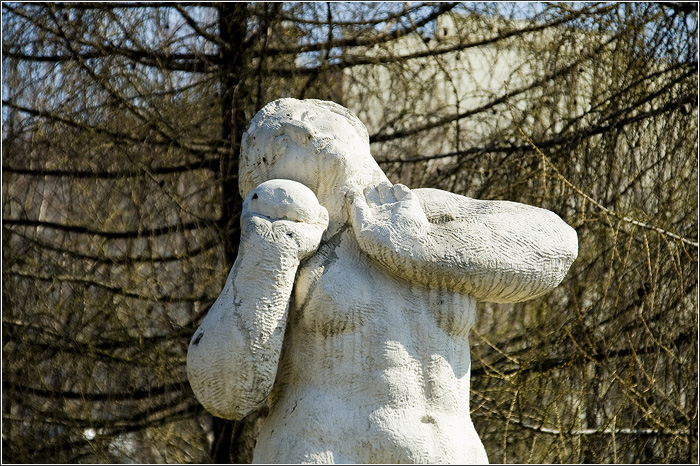 Музеон. Фото.  Парк искусств в Москве. Парк скульптуры за ЦДХ. Метательница ядра