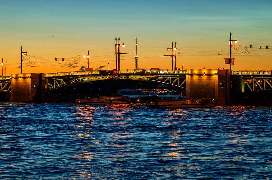 Белые ночи в Санкт-Петербурге. Развод мостов. Фото.