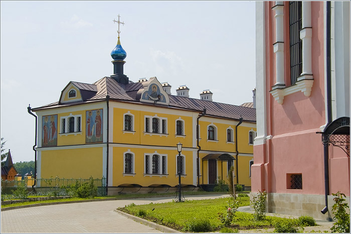 Иоанно-Богословский монастырь.  Келейный корпус для паломников с церковью Бориса и Глеба