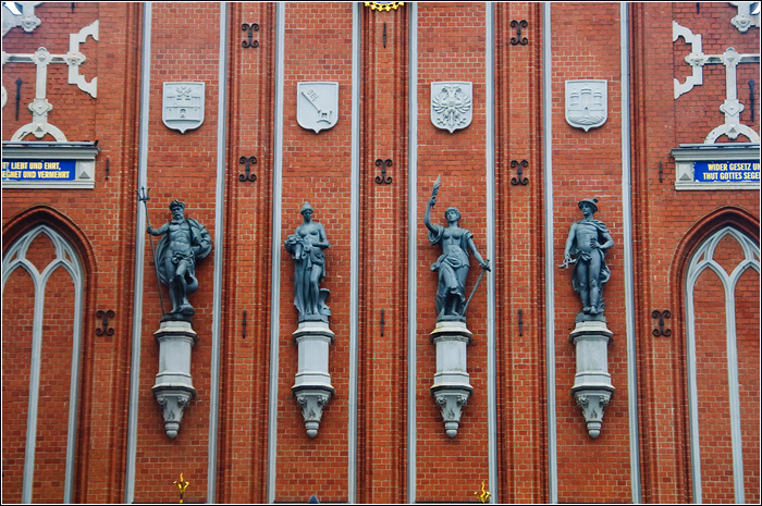 Латвия. Рига.   Фото города.   Дом Черноголовых статуи Нептуна, Меркурия, Единства и Мира.