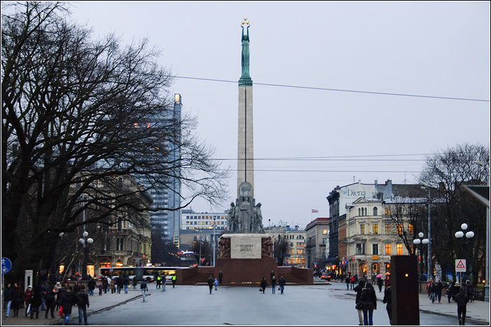 Латвия. Рига.   Фото города.  Памятник Свободы. 