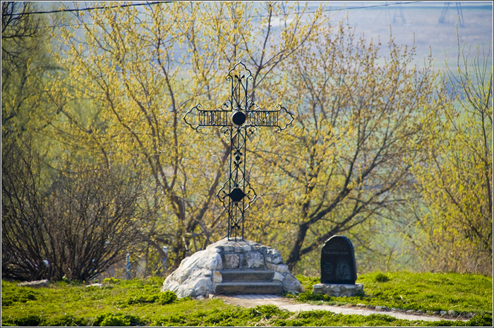 Зарайск. Крест на месте церкви Вознесения